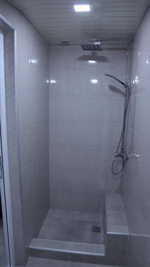 Lime Hotel & Restaurant Complex Gyumri Exterior photo A shower